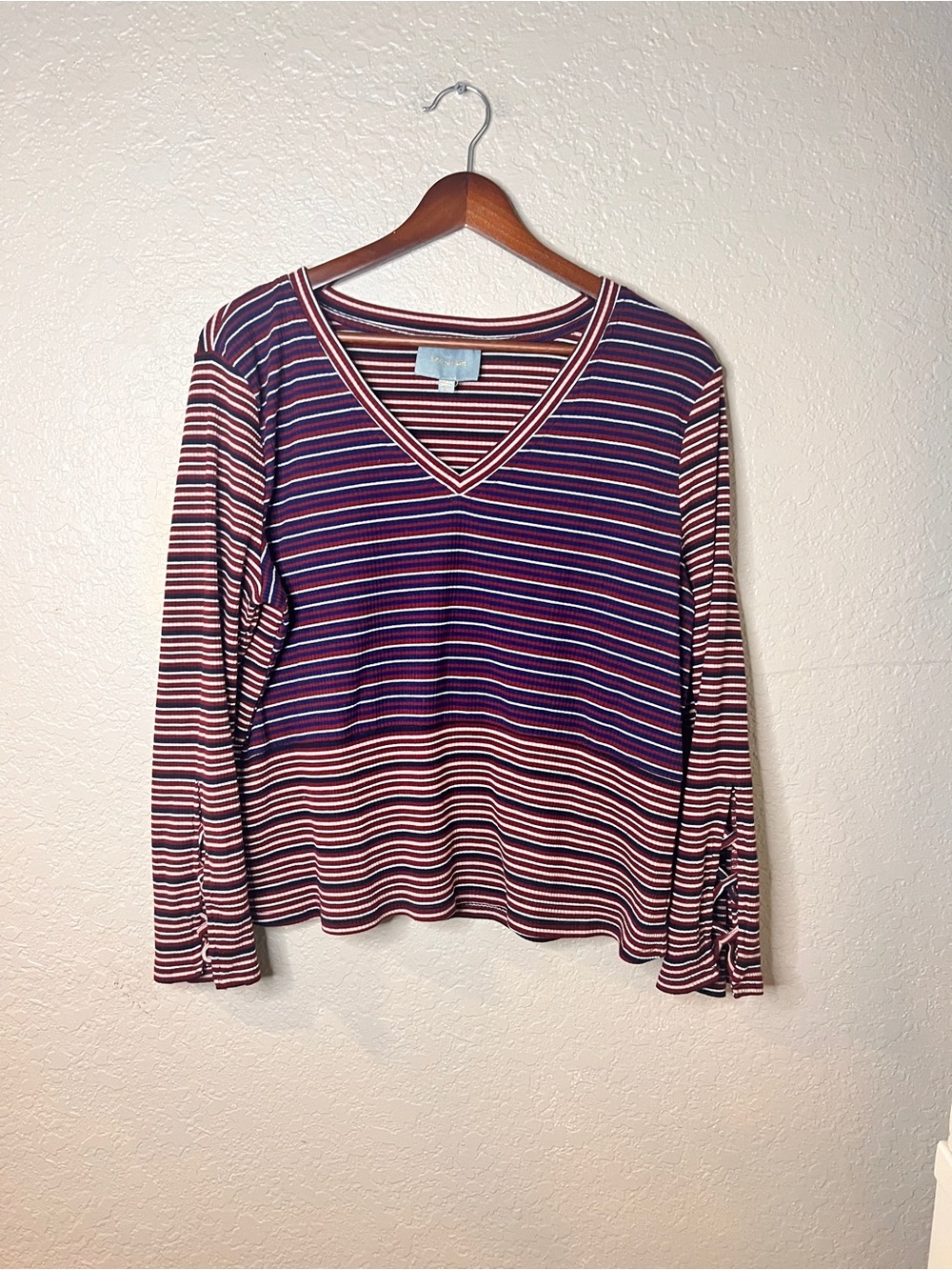 Skies Are Blue Striped V-neck knit top size Extra Large Berry, White and Blue